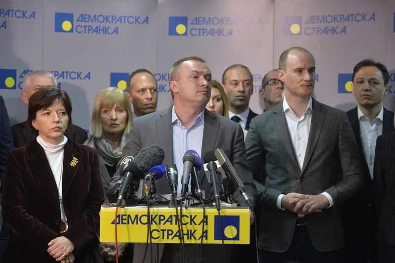 Demokrati unistavaju Srbiju